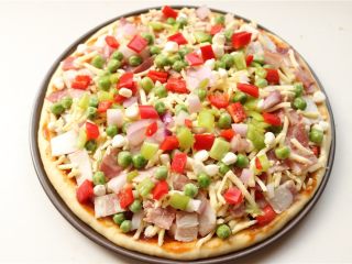 14、培根田园披萨,剩余的蔬菜全部放上去。