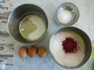 1、红曲蛋糕卷,准备好所需材料。预热烤箱180度。