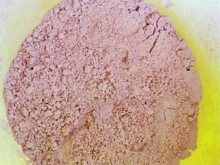 2、红曲蛋糕卷,把面粉和红曲粉过筛待用。