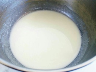 3、红曲蛋糕卷,把牛奶和玉米油混合搅拌均匀至无油滴。