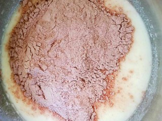 4、红曲蛋糕卷,牛奶液中加入过筛后的面粉。