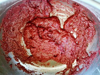 5、红曲蛋糕卷,用手抽或者硅胶刀混合均匀。