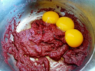 6、红曲蛋糕卷,把蛋黄加入面粉糊中。