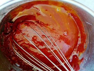 7、红曲蛋糕卷,用手抽搅拌均匀，不要画圈，z字J字搅拌，如果不会，可以上下或者左右来回搅拌，千万不要不要画圈。