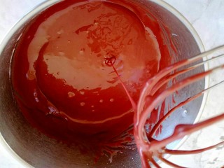 8、红曲蛋糕卷,搅拌好的面糊状态。细腻有光泽。放一旁待用。