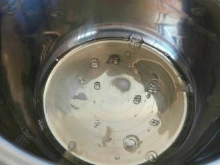 9、红曲蛋糕卷,准备打发蛋白，加入盐。