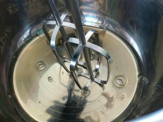 11、红曲蛋糕卷,低速启动打蛋器打发。