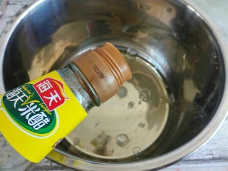 10、红曲蛋糕卷,蛋白中再滴入几滴醋。