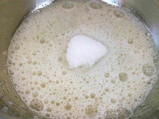 12、红曲蛋糕卷,打发至图片中鱼眼状加入3分之1的细砂糖。