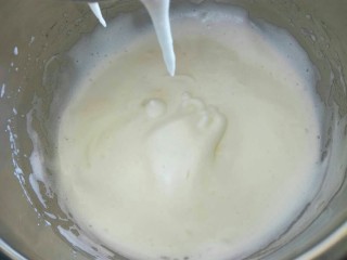 13、红曲蛋糕卷,打发至提起打蛋器蛋白不滴落。加入剩下的糖。继续中低速打发，个人建议全程中低速打发，这样打出来的蛋白细腻而且稳定。（糖可以分3次加入，也可以分2次加入，新手不要一次性的加入。）