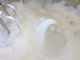 14、红曲蛋糕卷,检查蛋白，这种情况需要再打一会，打几下观察状态。