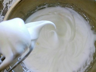 15、红曲蛋糕卷,提起打蛋器，蛋白呈弯钩状态。打发结束。