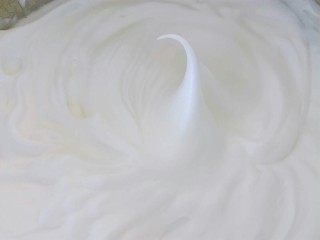 16、红曲蛋糕卷,特写，蛋白霜细腻有光泽。