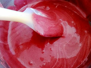 18、红曲蛋糕卷,把所有的蛋白和蛋黄糊都混合好。