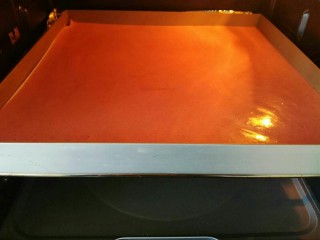 19、红曲蛋糕卷,送入烤箱烤制，180度22分钟。