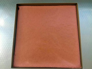 21、红曲蛋糕卷,时间到后出炉震一下，然后不用管他，自然晾凉一会，等到10-15分钟左右，用手摸蛋糕表面无热气散发，方可脱模。