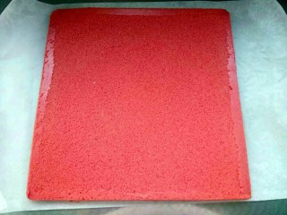 22、红曲蛋糕卷,撕下油纸，如果你是想卷正卷（光面露出来）那么在这上面盖一张油纸，等待晾凉直接卷起来就可以了。如果是反卷（毛巾面露出来）那么撕掉油纸后再翻过来，盖上油纸，晾凉后再卷起来就可以。