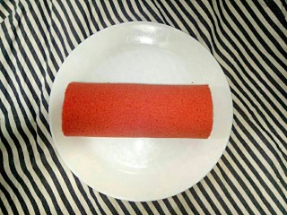 23、红曲蛋糕卷,卷起来的样子，盘子太小，我只能切下来一部分了。