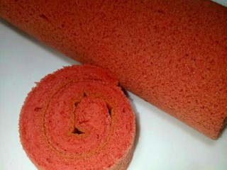 24、红曲蛋糕卷,来个近景，可以卷奶油，也可以卷肉松沙拉，当然，还可以做盒子蛋糕哟。总之，发挥你的想象力，想怎么吃就怎么吃。