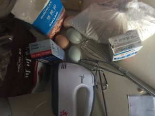 1、可可蛋糕奶油卷,材料准备，图中还有色拉油未拍，另外鸡蛋多拍了一个，操作中只用了三个