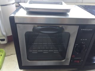 10、可可蛋糕奶油卷,这时候烤箱预热两分钟，达到180度温度