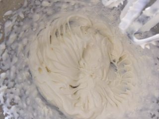 13、可可蛋糕奶油卷,利用烤箱运作时间打发奶油，放冰箱里备用