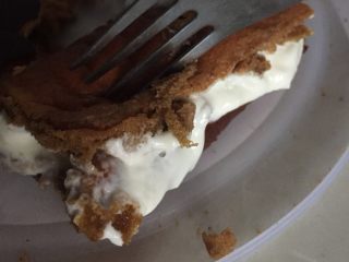 15、可可蛋糕奶油卷,蛋糕冷却好涂一层奶油，量的多少随自己喜好