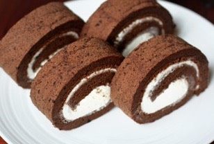 17、可可蛋糕奶油卷,如果你想追求美观，也可以切成一小块一小块，如图