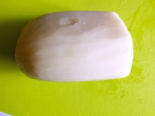 1、凉拌藕片,莲藕去皮洗净