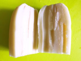 2、凉拌藕片,从中间切开