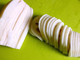 3、凉拌藕片,切薄片