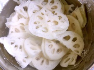 4、凉拌藕片,泡入清水中去淀粉