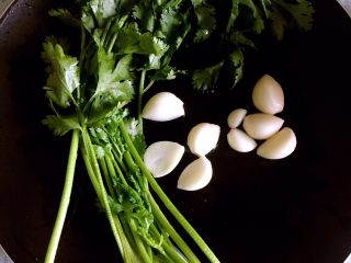 5、凉拌藕片,准备好香菜大蒜