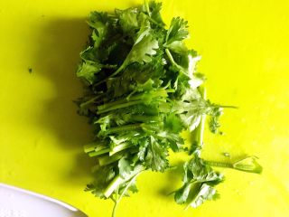 6、凉拌藕片,香菜切段