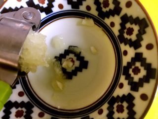 7、凉拌藕片,大蒜用压蒜器压出蒜泥