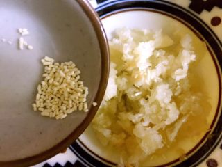 9、凉拌藕片,倒入适量鸡精