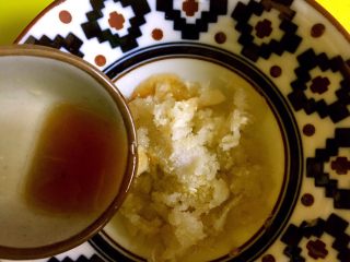 11、凉拌藕片,倒入适量香油