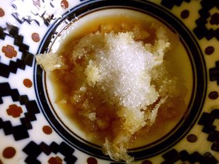 12、凉拌藕片,倒入适量白糖