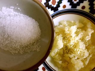 10、凉拌藕片,倒入适量盐