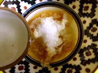 13、凉拌藕片,倒入适量白醋