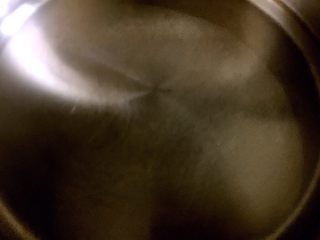 15、凉拌藕片,锅中倒入适量的清水