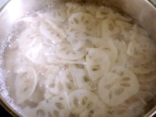 16、凉拌藕片,水开放入藕片煮熟