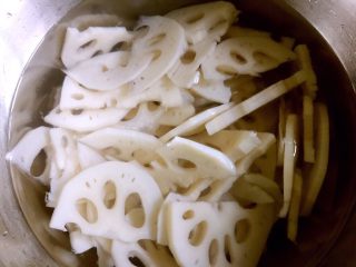 17、凉拌藕片,捞出过冷水（冰水更佳）