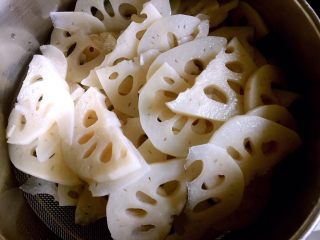 18、凉拌藕片,沥干水分