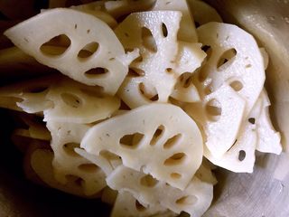 19、凉拌藕片,控干水分的藕片倒入盆中