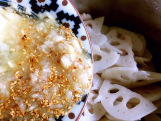 20、凉拌藕片,将调味汁料倒入藕片里