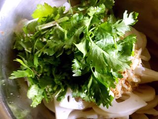 21、凉拌藕片,放入香菜段拌匀