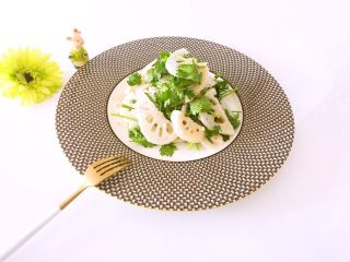 22、凉拌藕片,一道清爽、可口的凉拌菜做好了