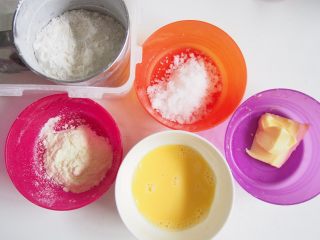 1、巧克力脆棒,准备好材料。