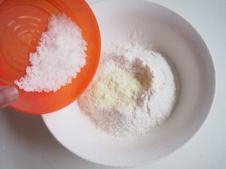 3、巧克力脆棒,加入白糖混合均匀。